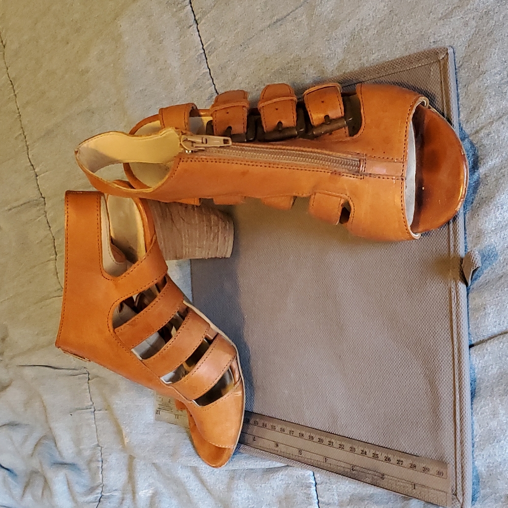Boutique 9 (by Nine West) Leather Peep Toe Chunky 4" Heel Buckled Bootie size 8
